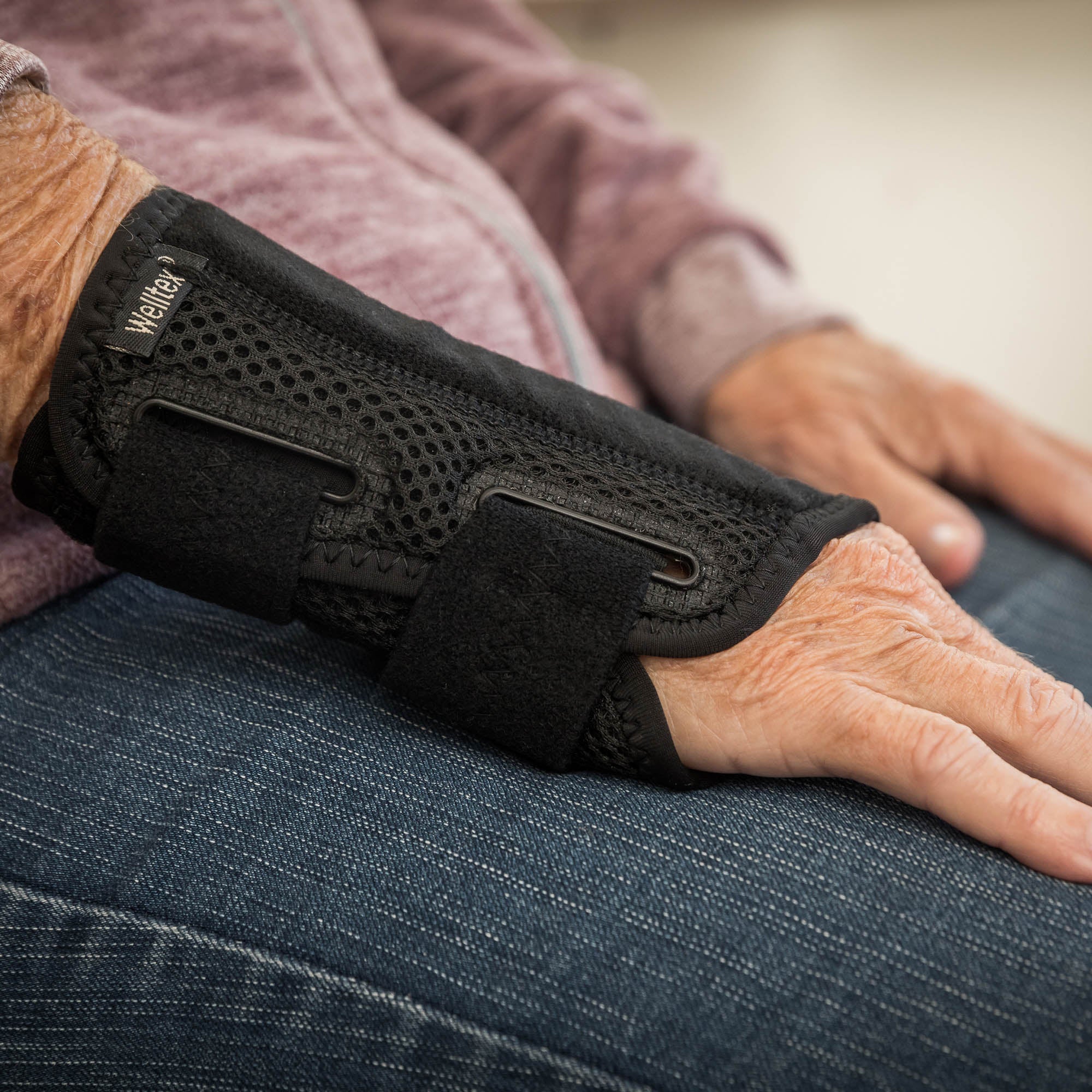 Back on Track Carpus Handledsstöd med Skena – Svart