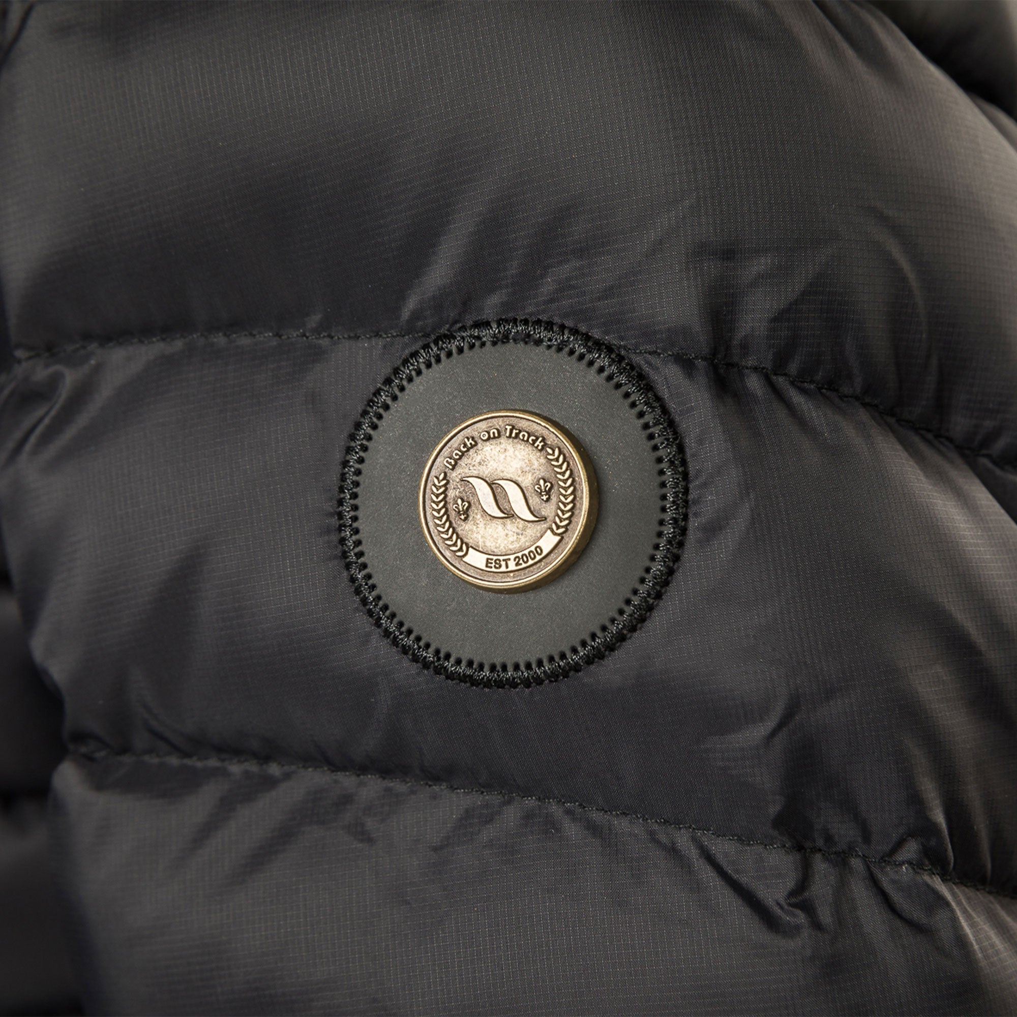 Back on Track Grace Jacka Dam med logotyp – Svart