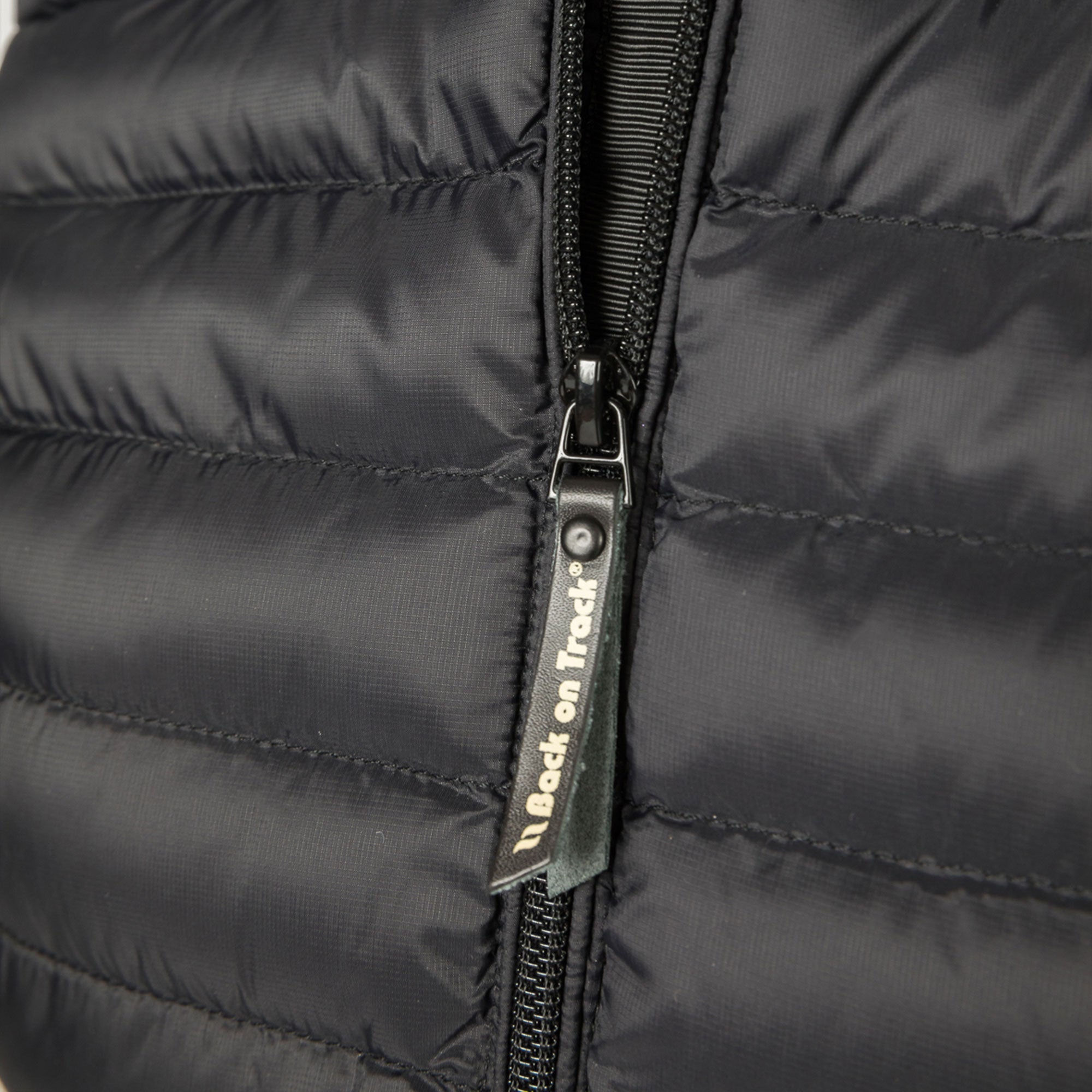 Back on Track Grace Jacka Dam – Svart