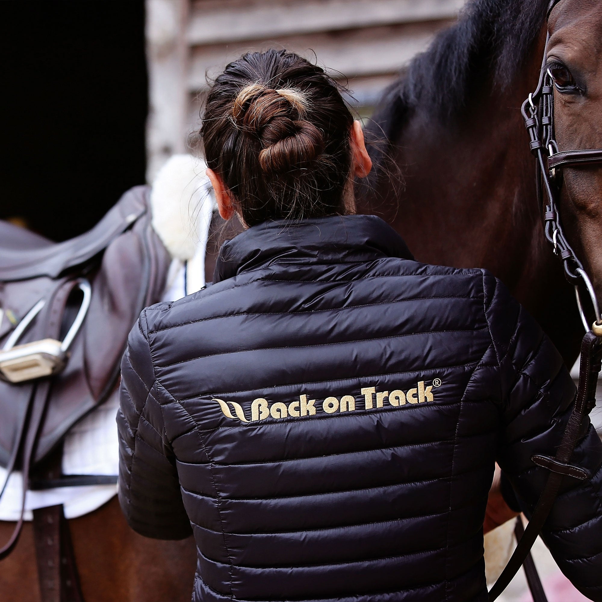 Back on Track Grace Jacka Dam med logotyp – Svart