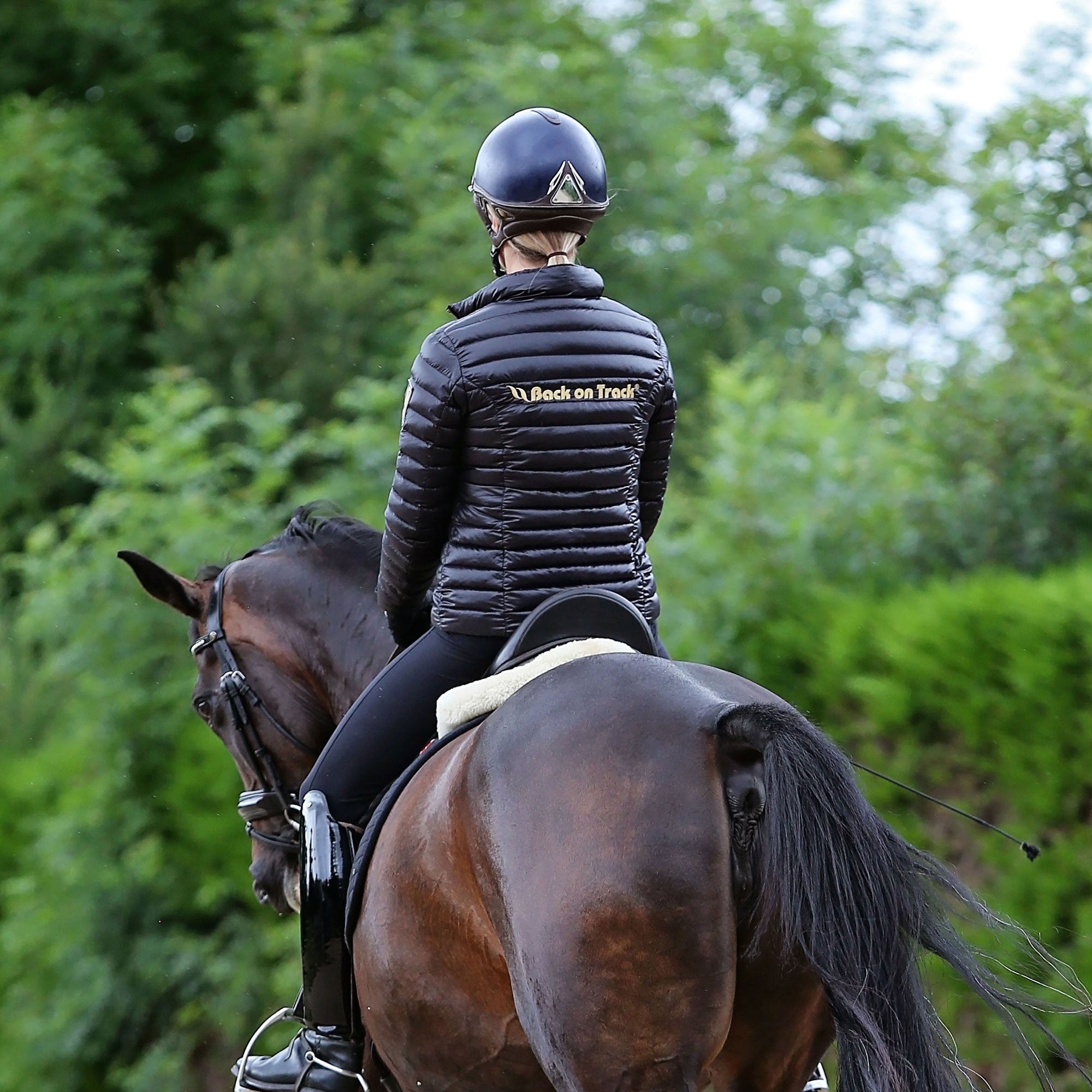 Back on Track Grace Jacka Dam med logotyp – Svart