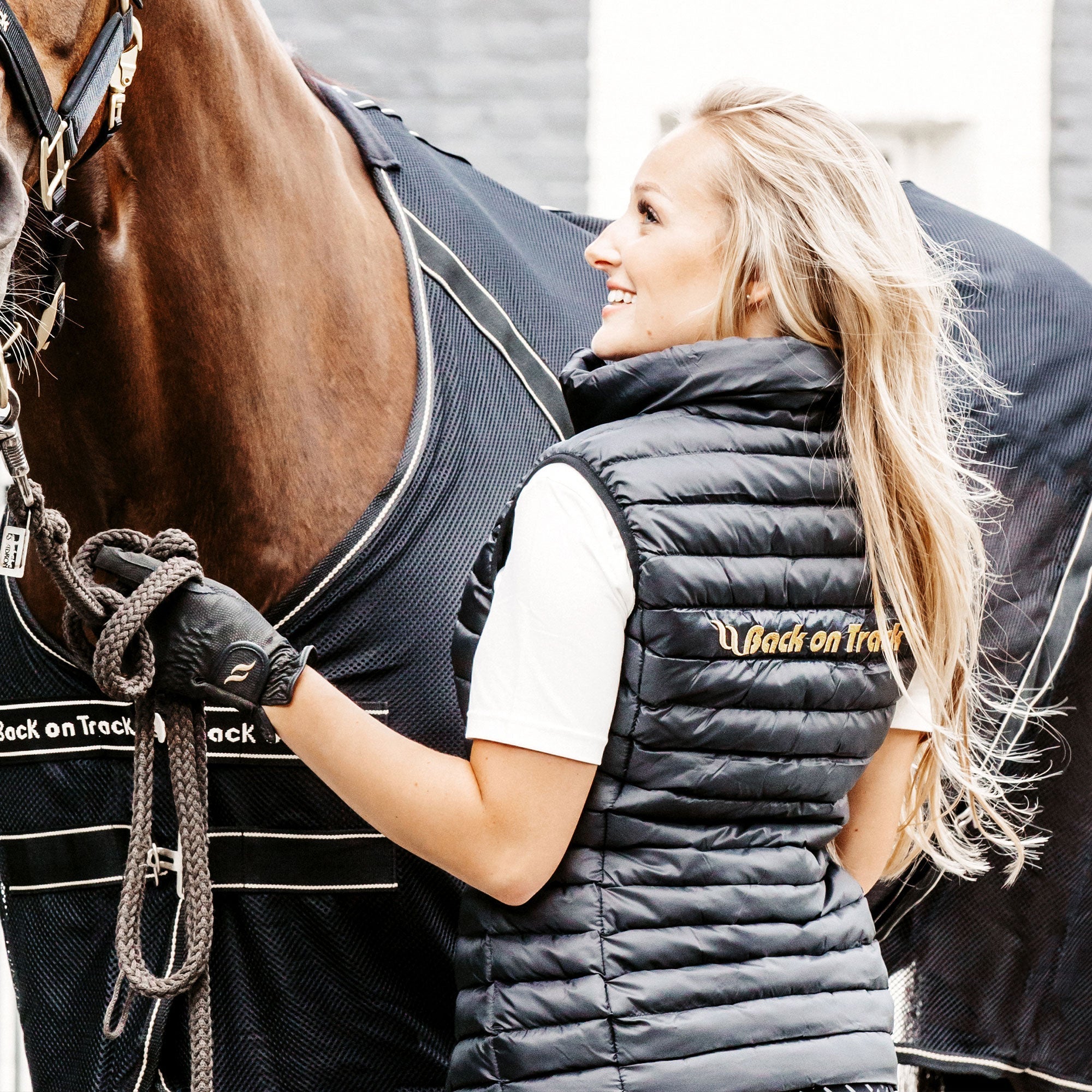 Back on Track Luna Väst Dam med logotyp – Svart