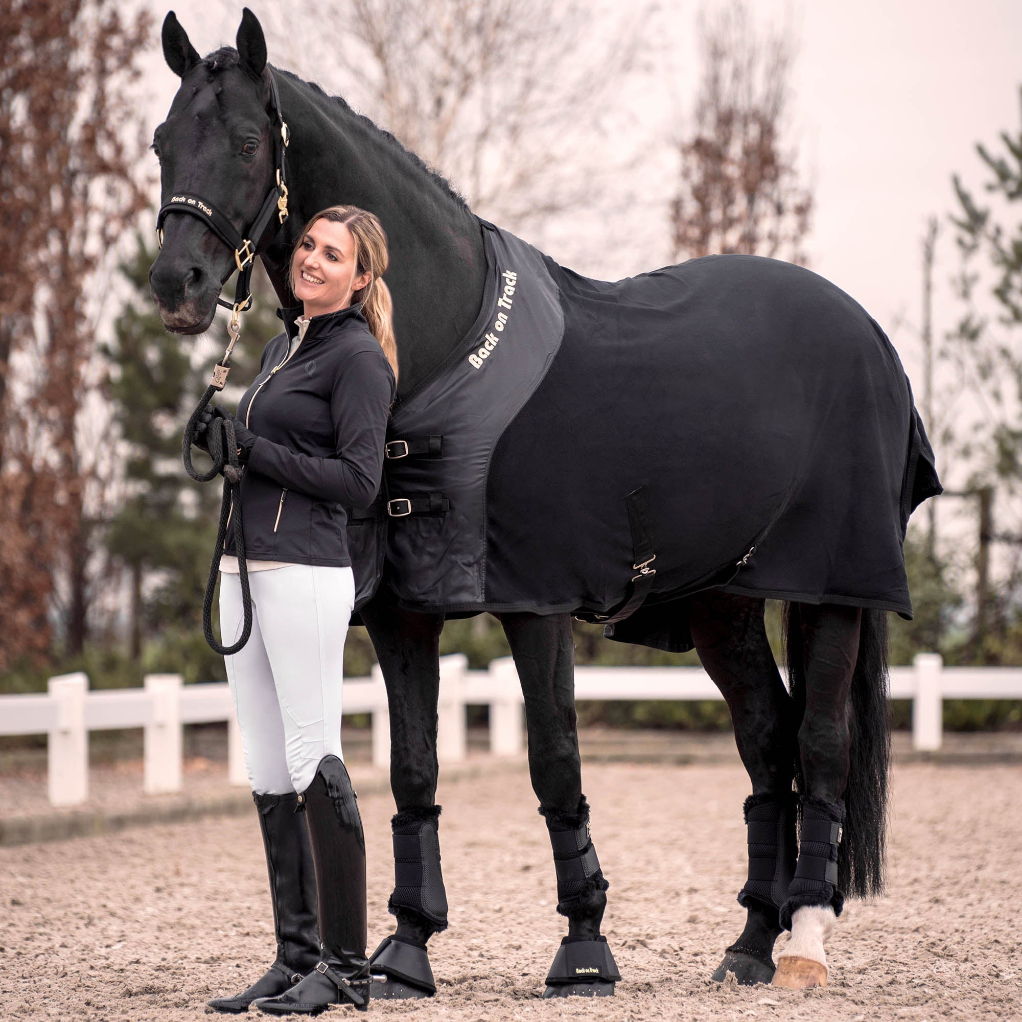 Back on Track Hästtäcke Fleece – Svart