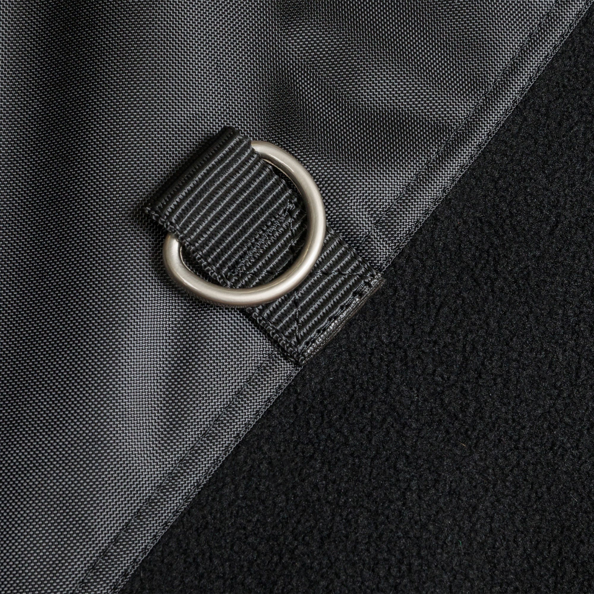 Back on Track Hästtäcke Fleece med D-ringar – Svart