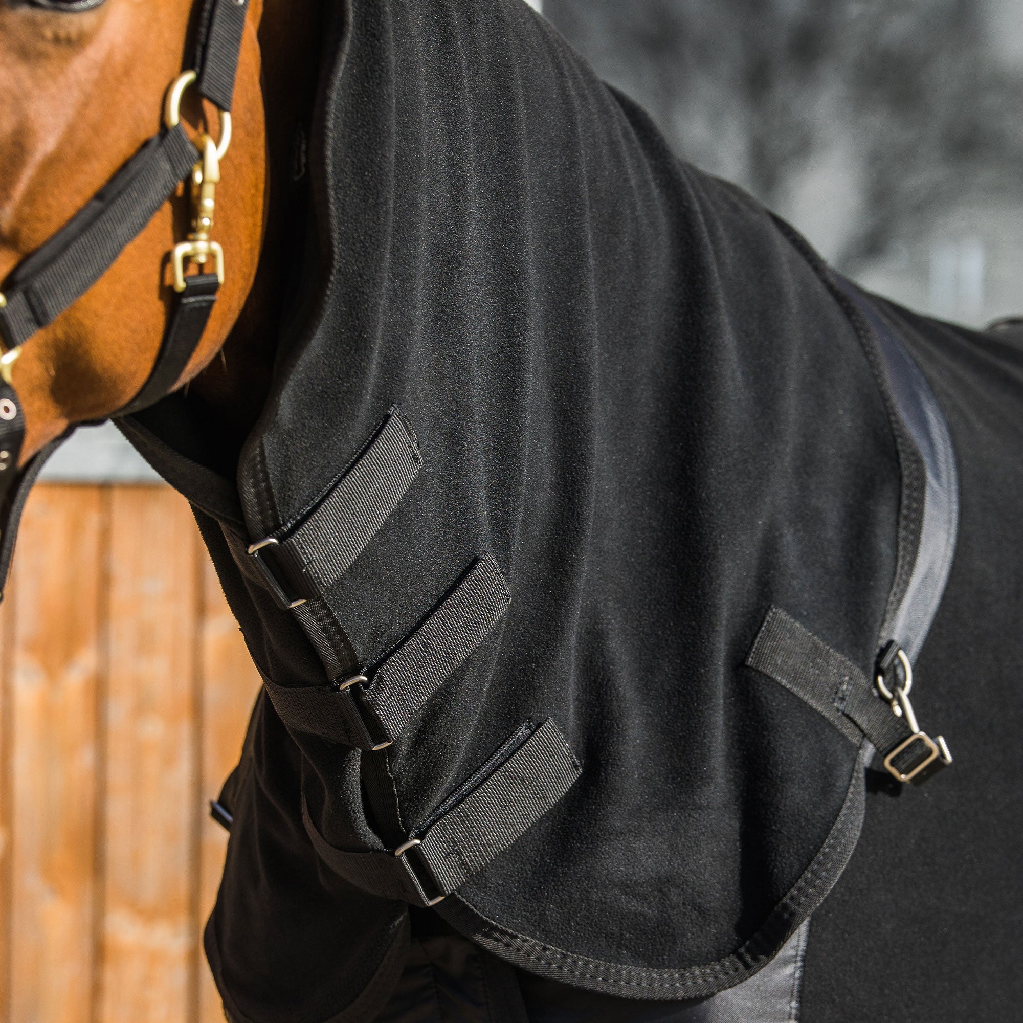 Back on Track Hästtäcke Fleece med D-ringar – Svart