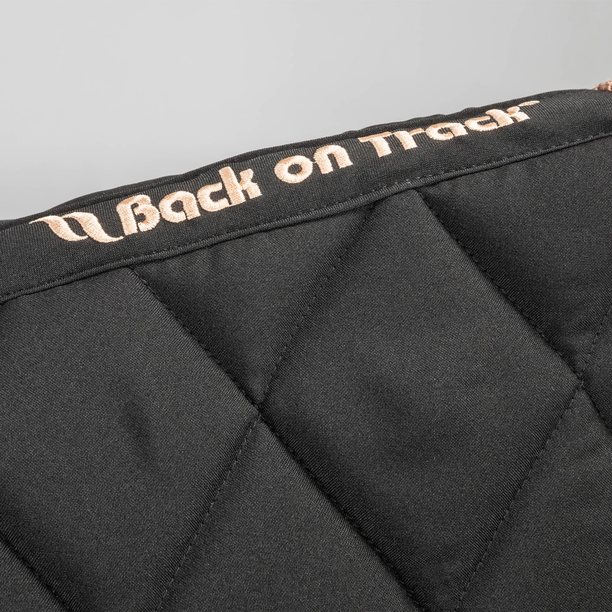 Back on Track Haze Collection Schabrak Dressyr – Svart