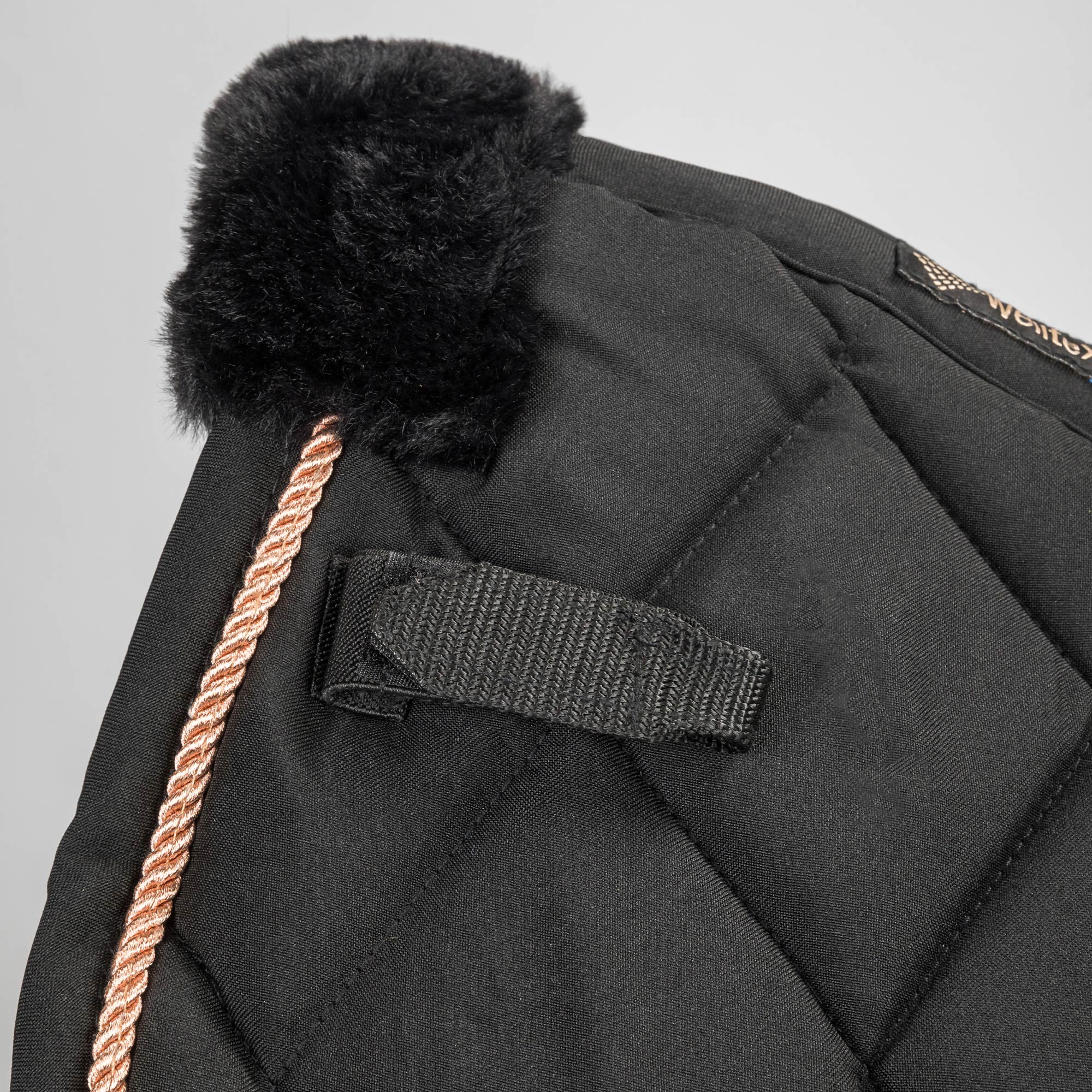 Back on Track Haze Collection Schabrak Dressyr – Svart