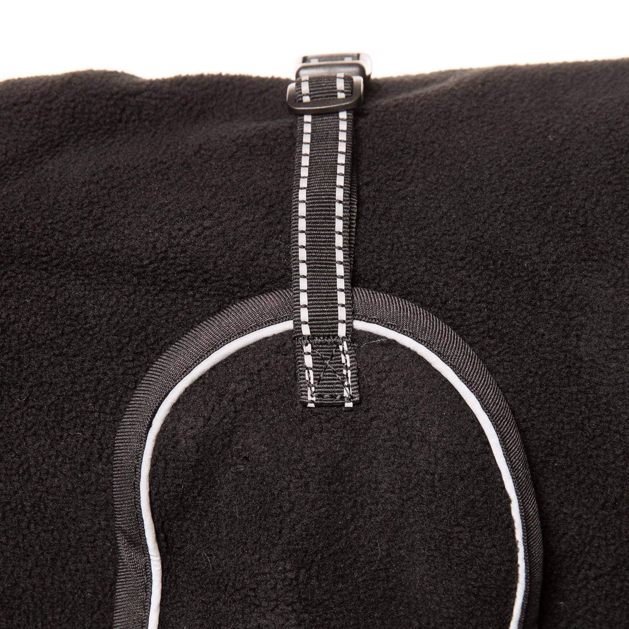 Back on Track Hundtäcke i Fleece – Svart