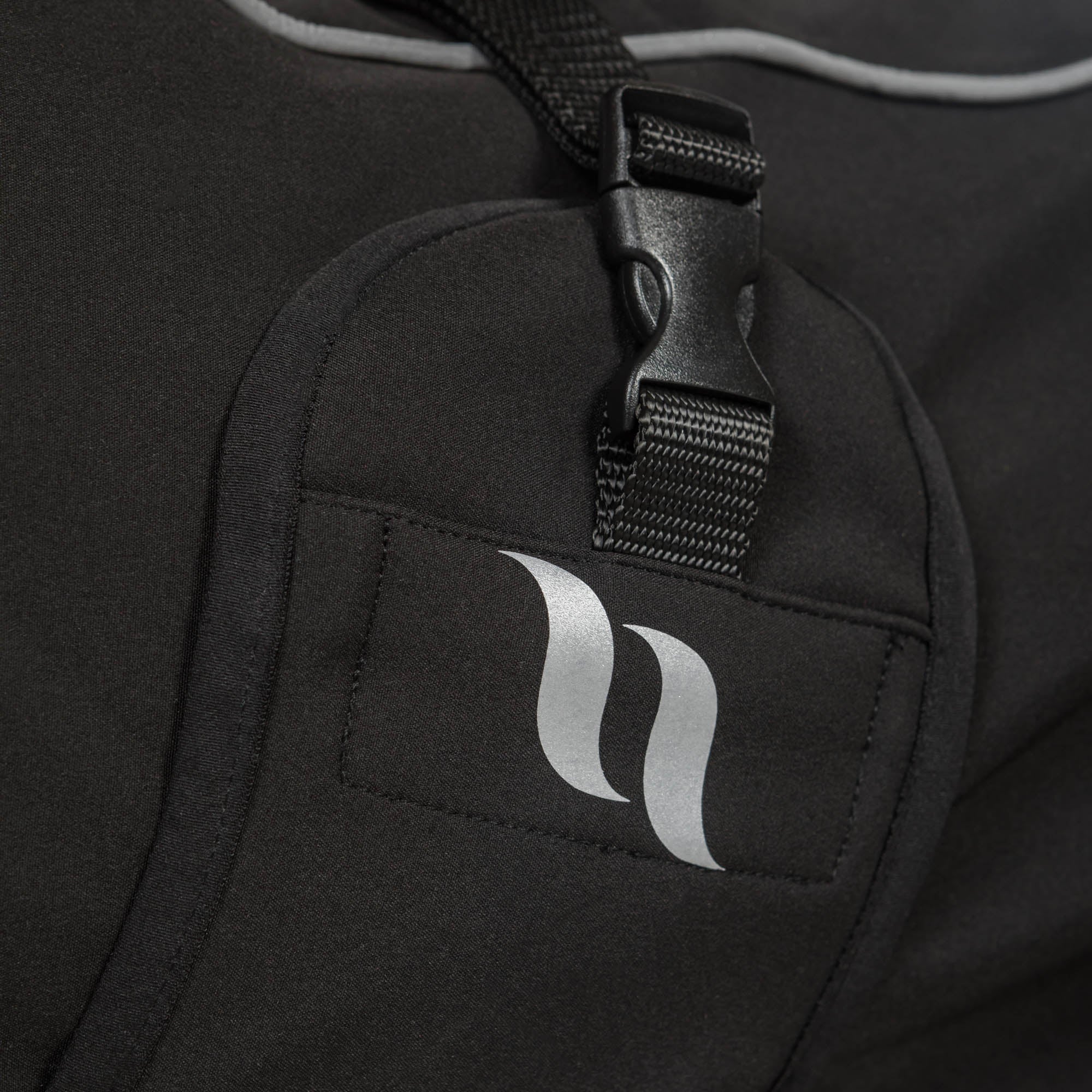 Back on Track BARK Softshelltäcke Högt slut – Svart