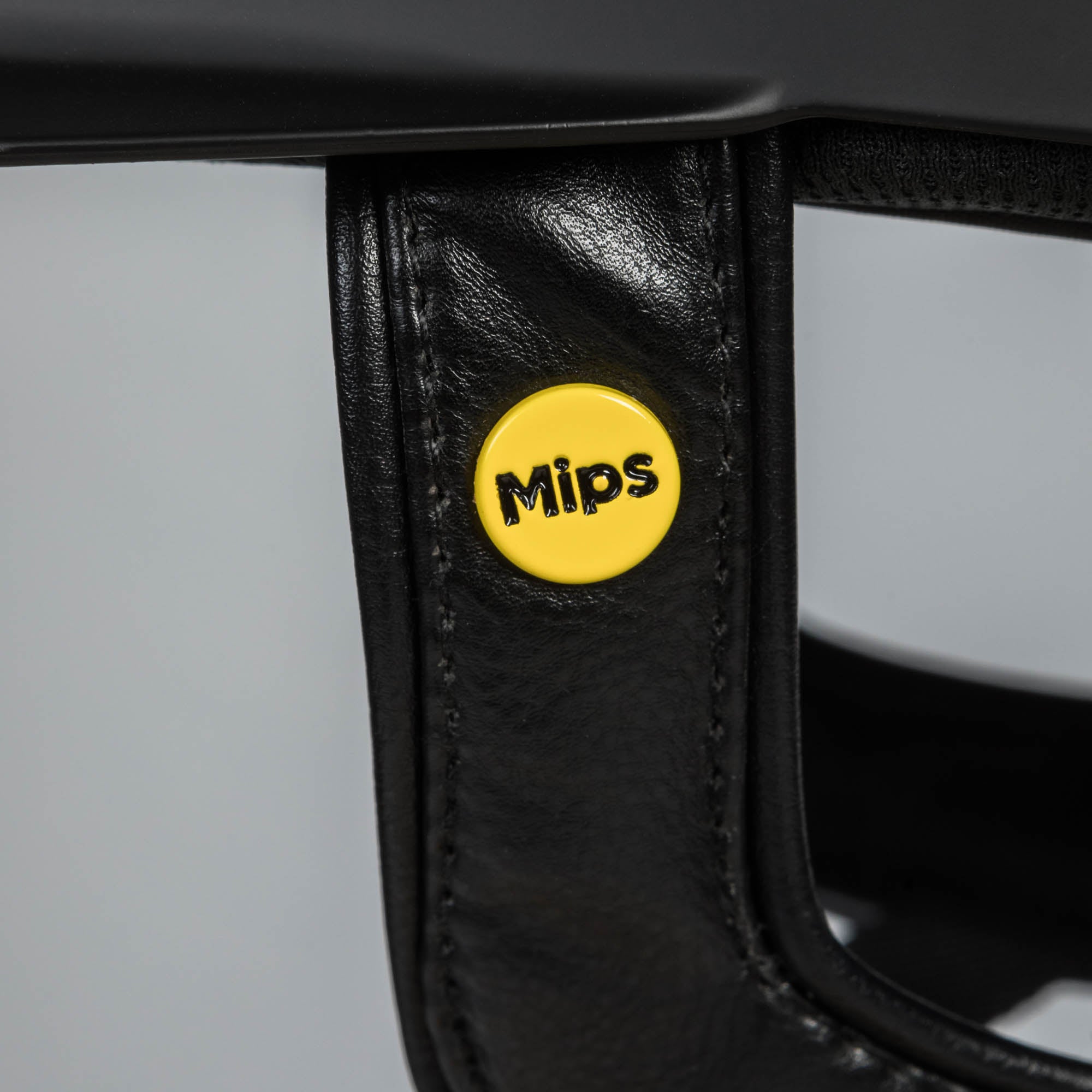 Back on Track Caracas Ridhjälm