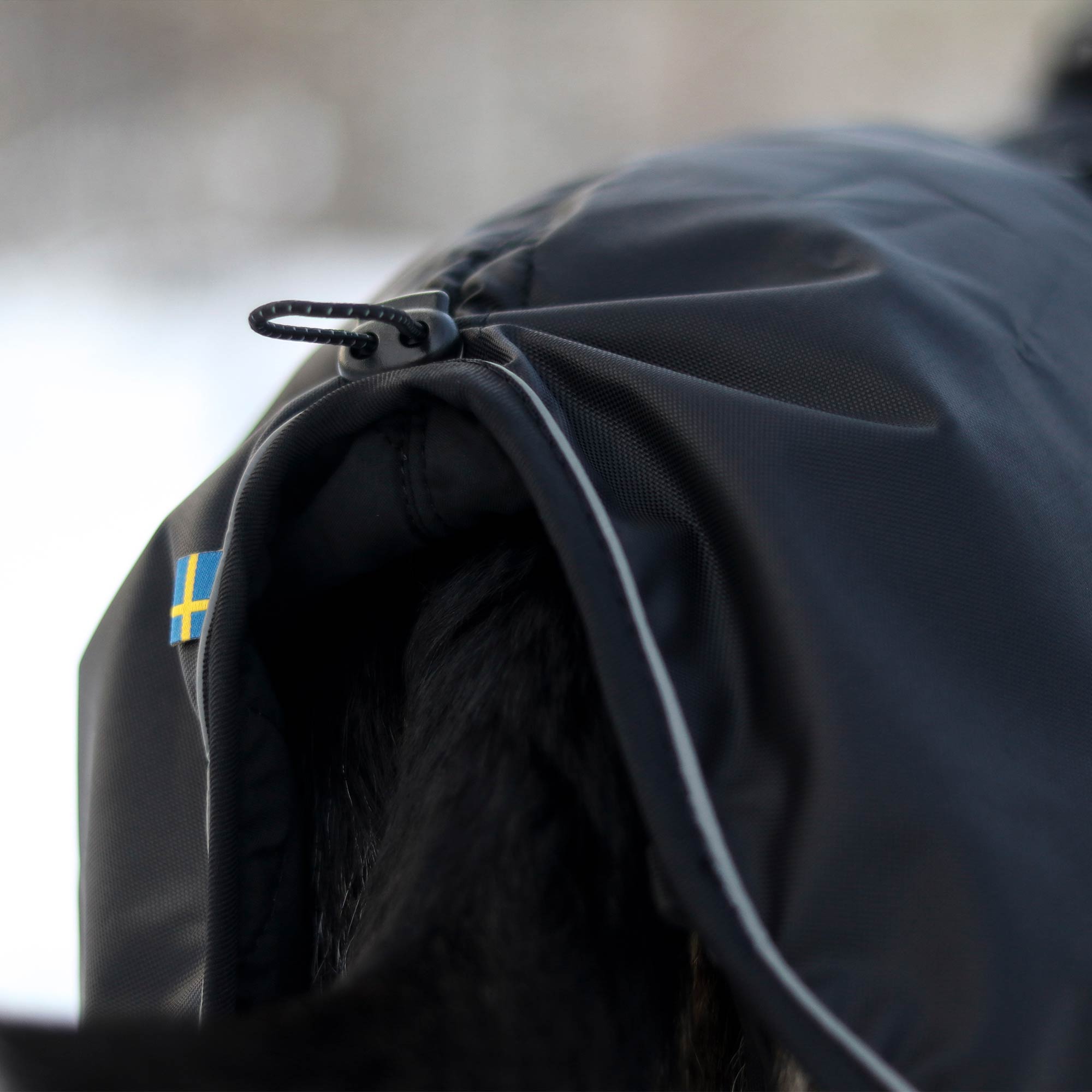 Back on Track Sunny Hundtäcke med fyllning – Svart