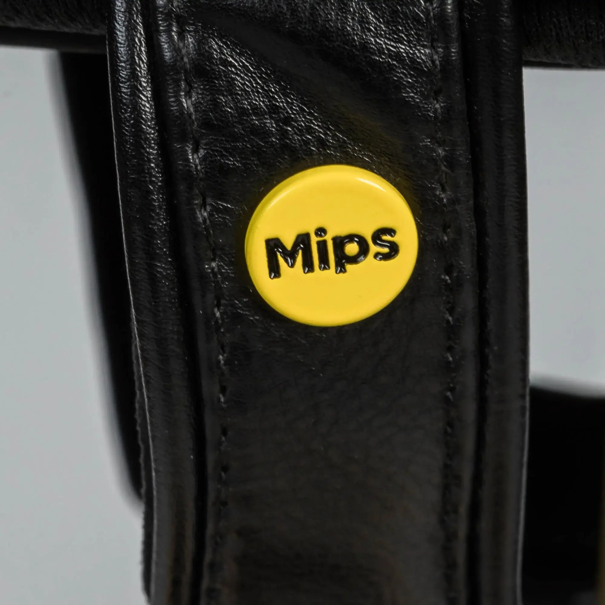 Back on Track Silves Smooth Top MIPS – Svart