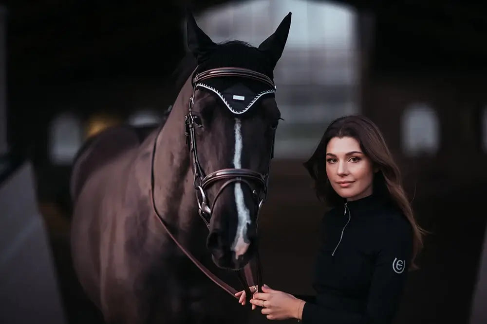 Equestrian Stockholm huva med häst och ryttare