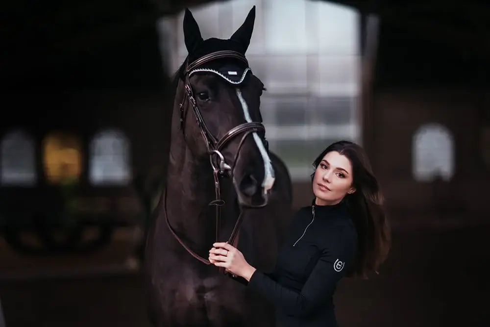 Equestrian Stockholm huva med häst och ryttare med svarta kläder