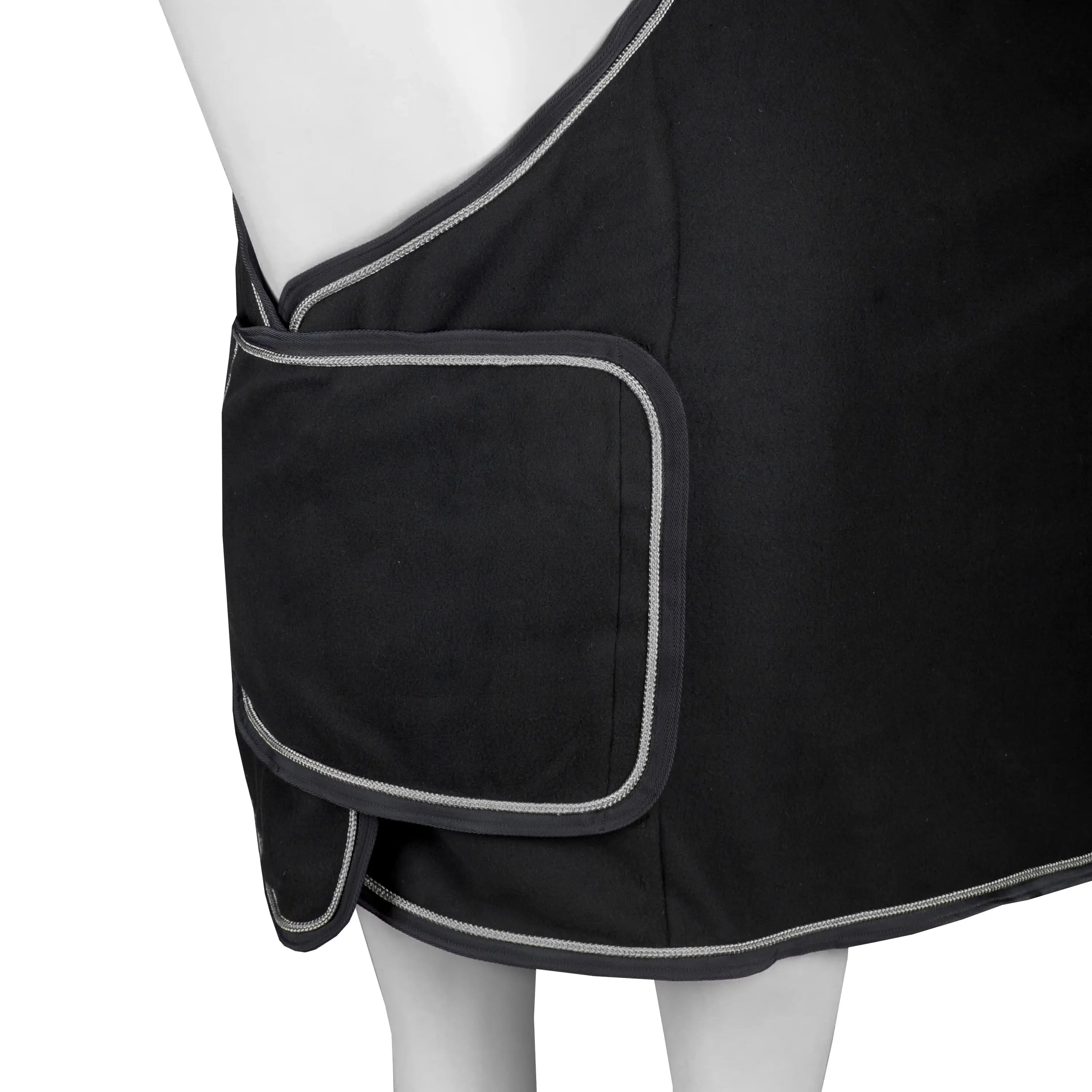 Horka Fleecetäcke med bröstflap & ornament - Svart