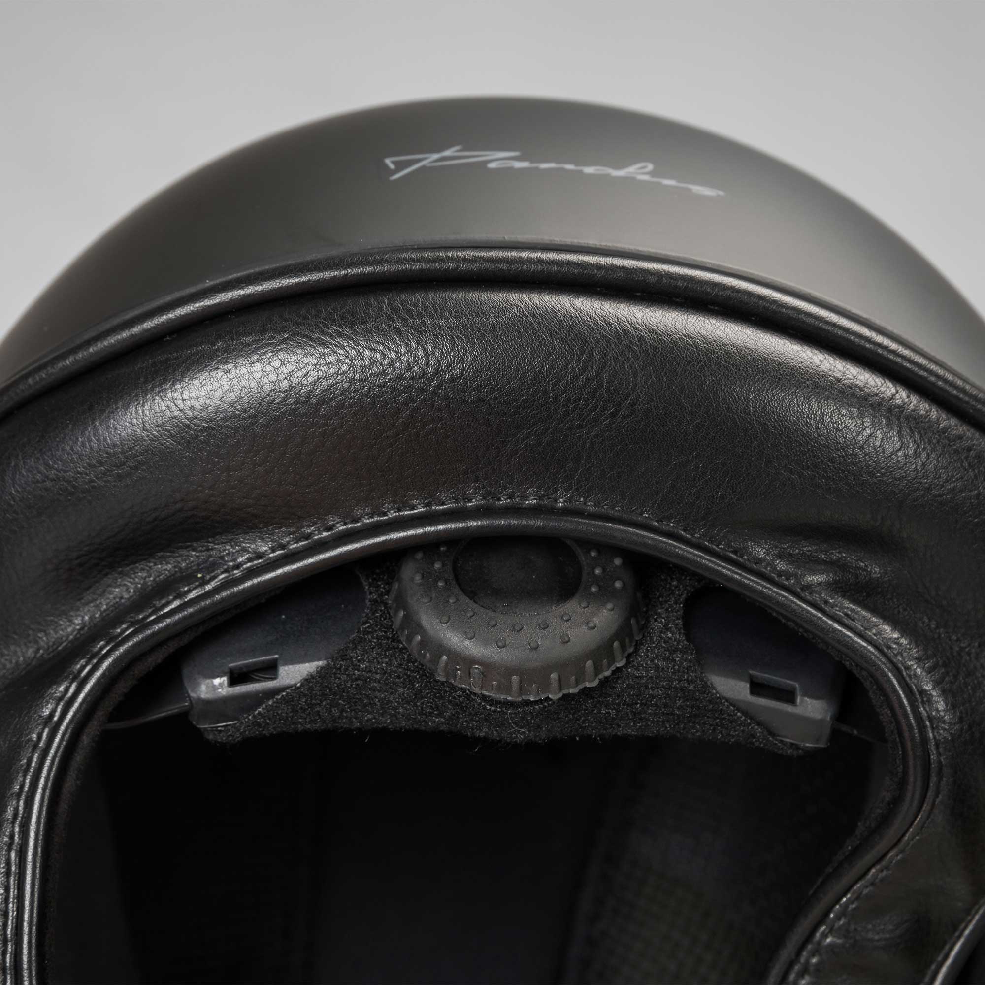 Back on Track EQ3 Pardus Smooth Top med skruv – Svart