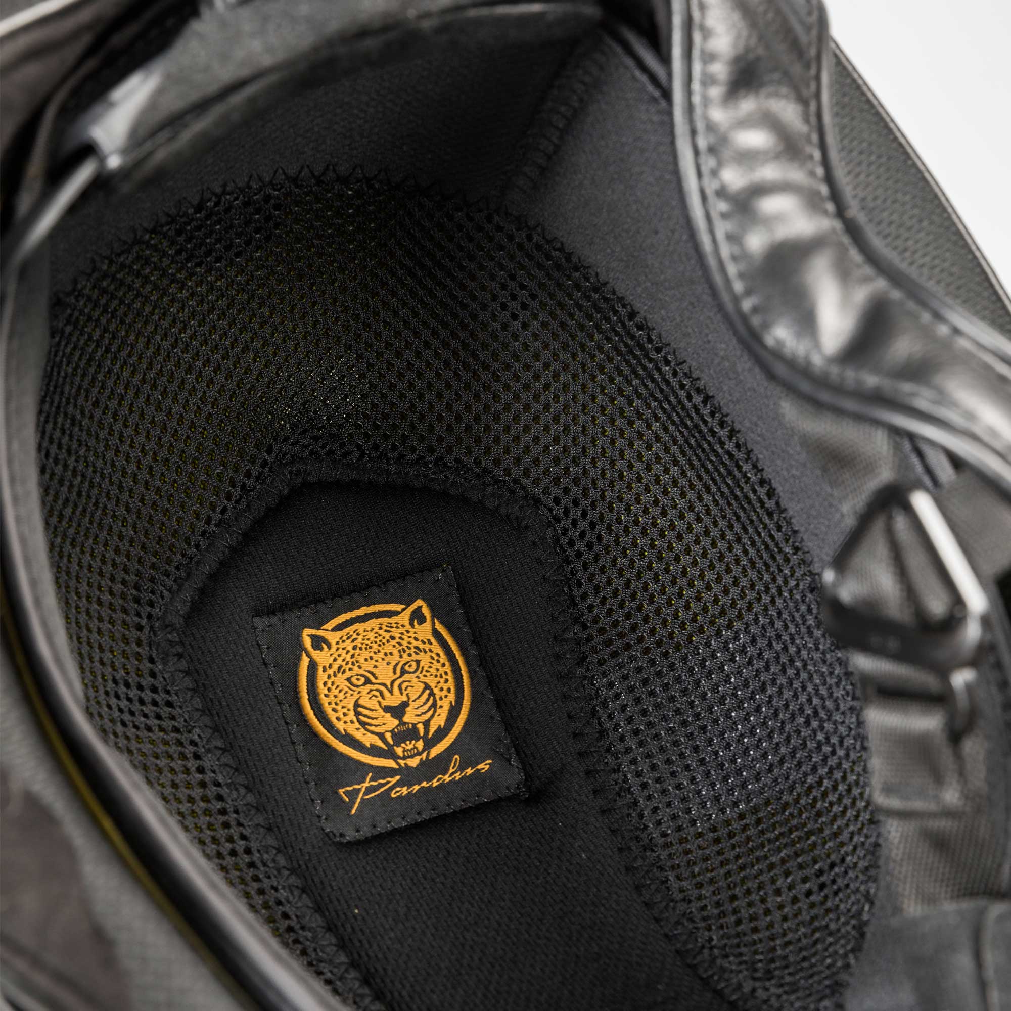 Back on Track EQ3 Pardus Smooth Top med skruv – Svart
